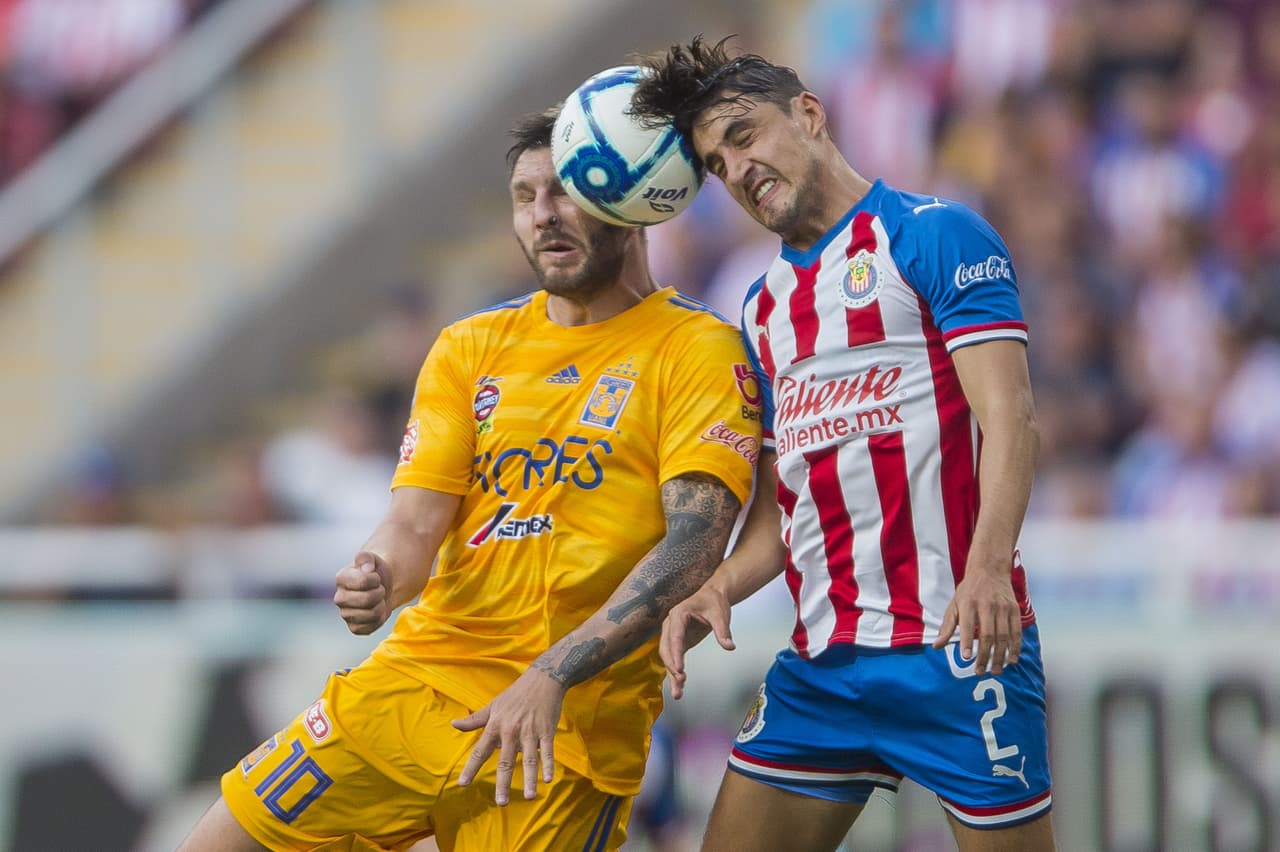 Una espectacular imagen en la que se ve como Gignac y Van Rankin disputan un balón por elevación.