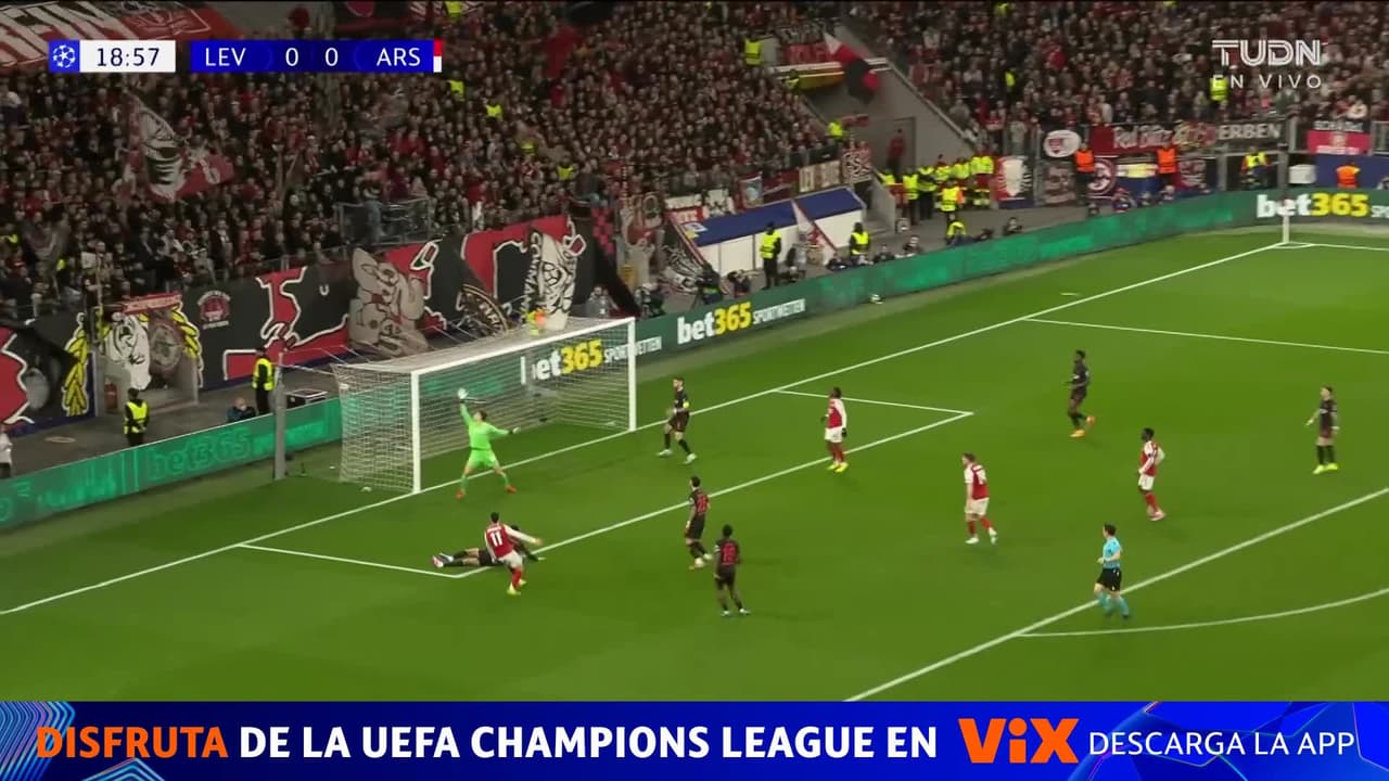 ¡El arco salva al Leverkusen! Tremenda jugada de los Gunners