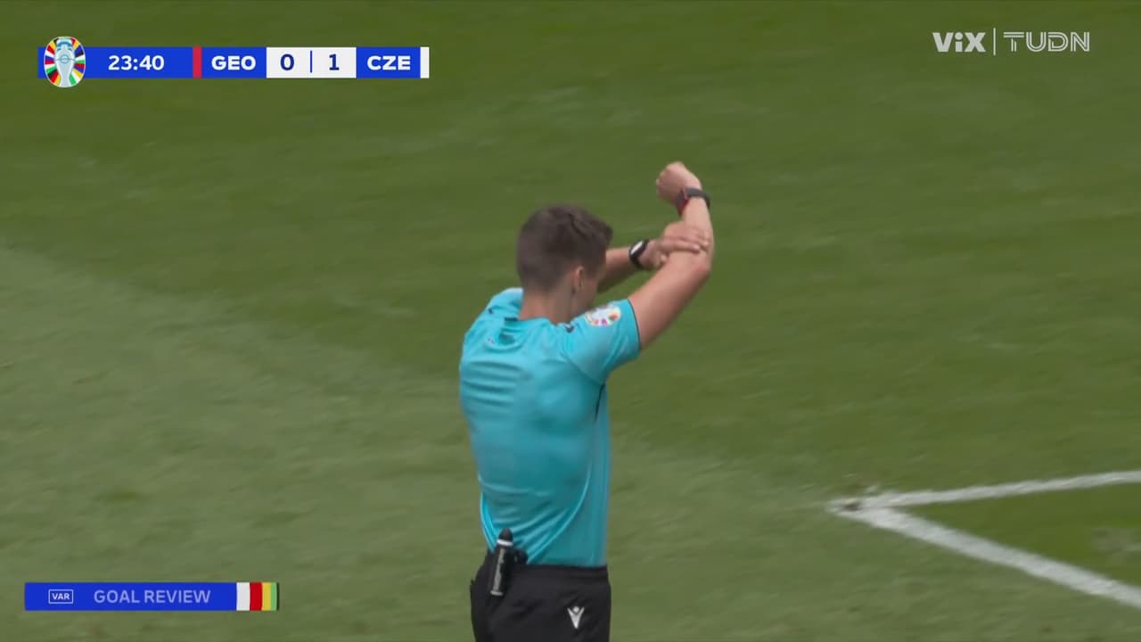 ¡No lo canten! Gol anulado a República Checa por mano de Hlozek