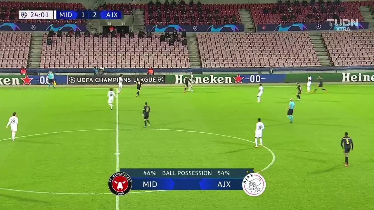 Tarjeta amarilla. El árbitro amonesta a Perr Schuurs de Ajax.