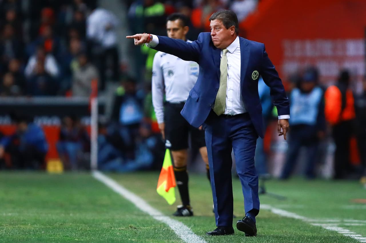 El 'Piojo' Herrera tuvo un altercado con Cecilio Domínguez que terminó en la sustitución de éste.