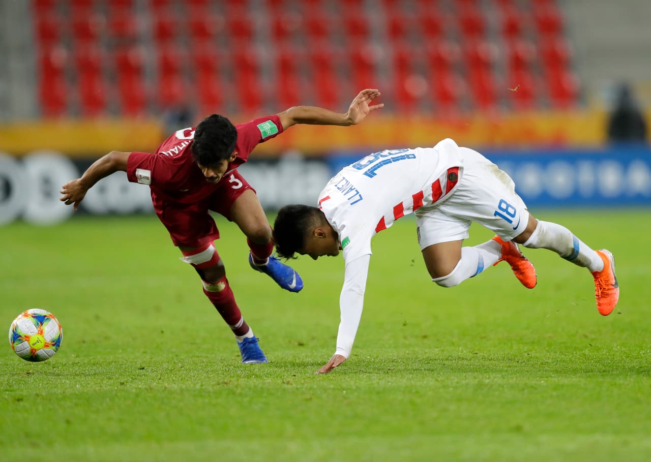 El juego no estuvo exento de roces, empujones y golpes, producto de tener a dos equipos desesperaados buscando un gol para cambiar el destino del partido.