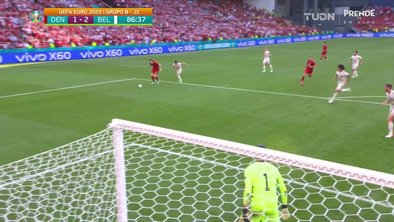 ¡CERCA! Martin Braithwaite disparó que se estrella en el poste.