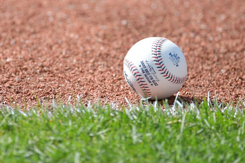 La pelota con la que se juega el All Star es especial. No sólo por las leyendas conmemorativas. Si observan bien, se darán cuenta de que las costuras no son rojas únicamente, como en una pelota convencional. Las costuras están en combinación azul y rojo.