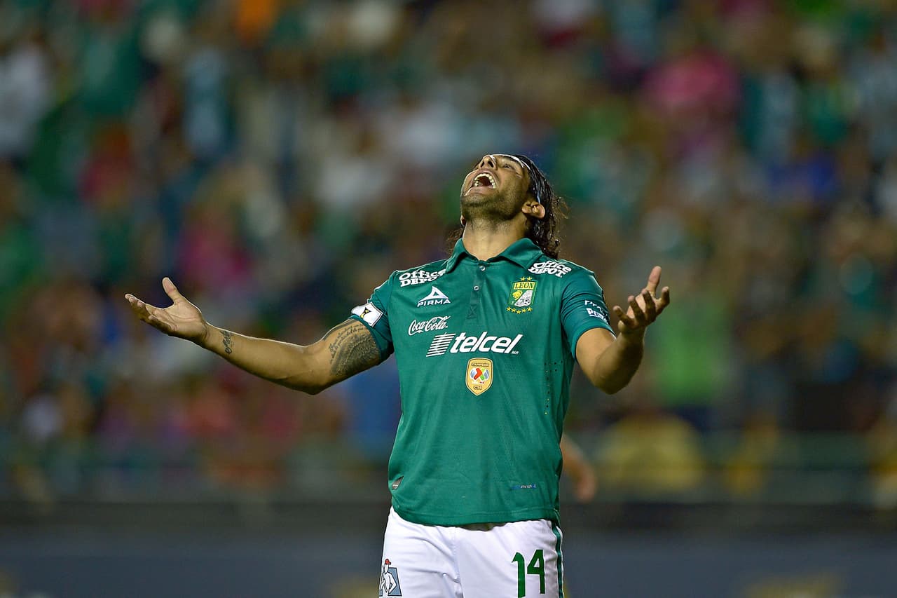 Martin Bravo: La “rata” como muchos le apodan tuvo un año de pesadilla, primero con el León no paso de ser jugador de cambio y con quien sólo metió 3 goles en 560 minutos. Con Dorados la historia sería similar Bravo sería titular en 12 juegos en los cuales no anotaría ni un gol.