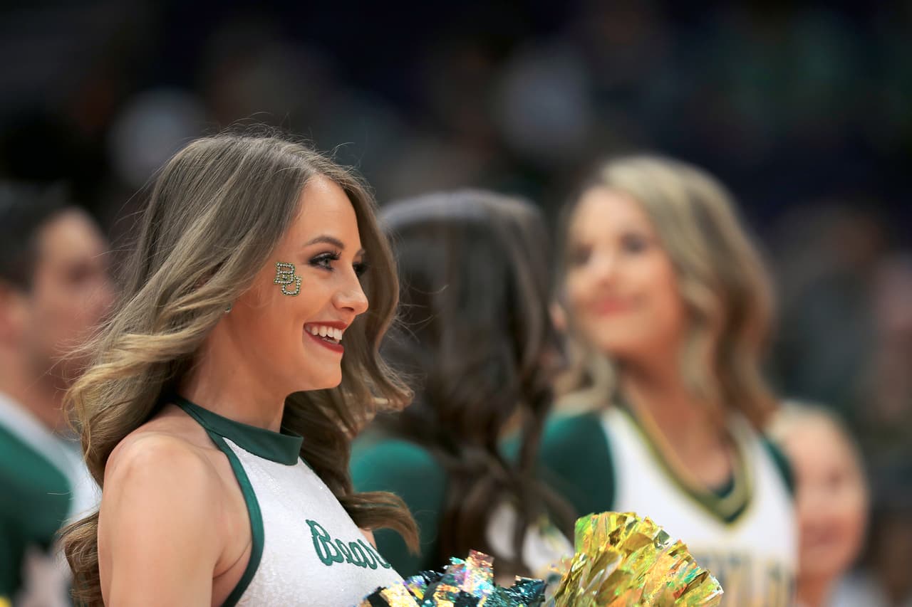 El color y la fiesta son protagonistas en la definición del básquetbol universitario de la NCAA, que tuvo de nuevo a los hinchas y a las porristas como los ejemplos de la alegría fuera de la competencia.