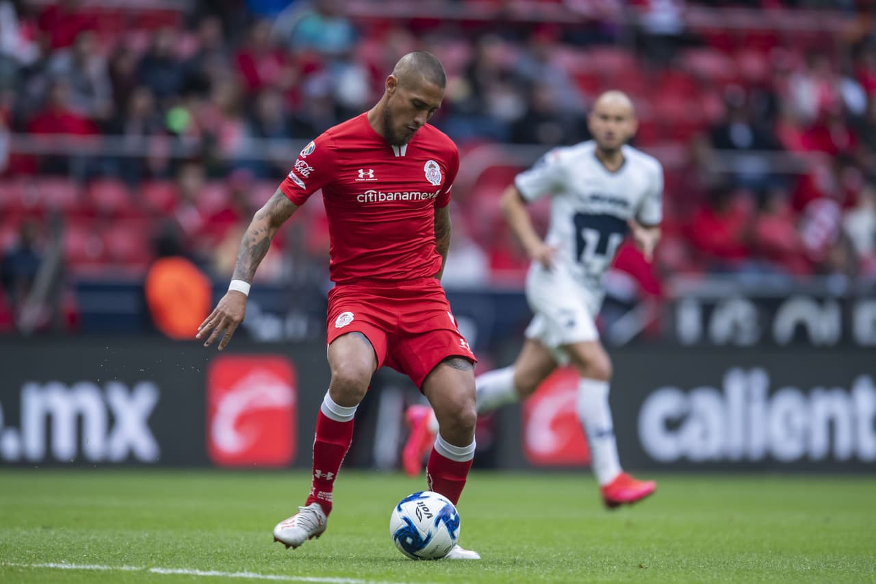 Los defensores de Toluca estaban atentos para evitar el gol de los visitantes pero la presión auriazul comenzó a hacerse presente.