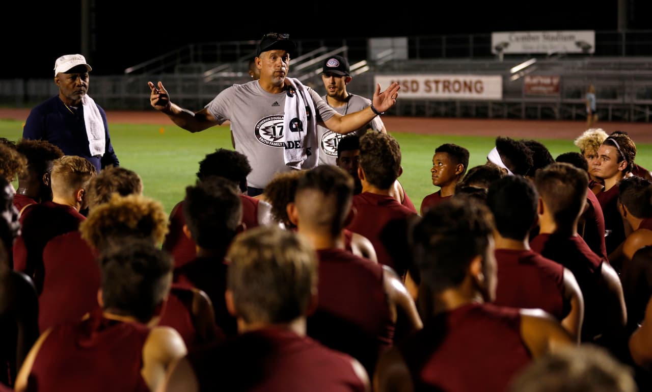 De hecho, fue el propio entrenador el que encabezó una plegaria en nombre de las víctimas, sus familias y en general toda la comunidad afectada por esa tragedia.