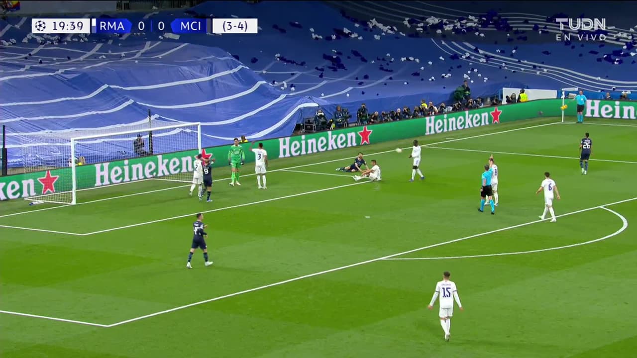 ¡TIRO ATAJADO! disparo por Bernardo Silva.