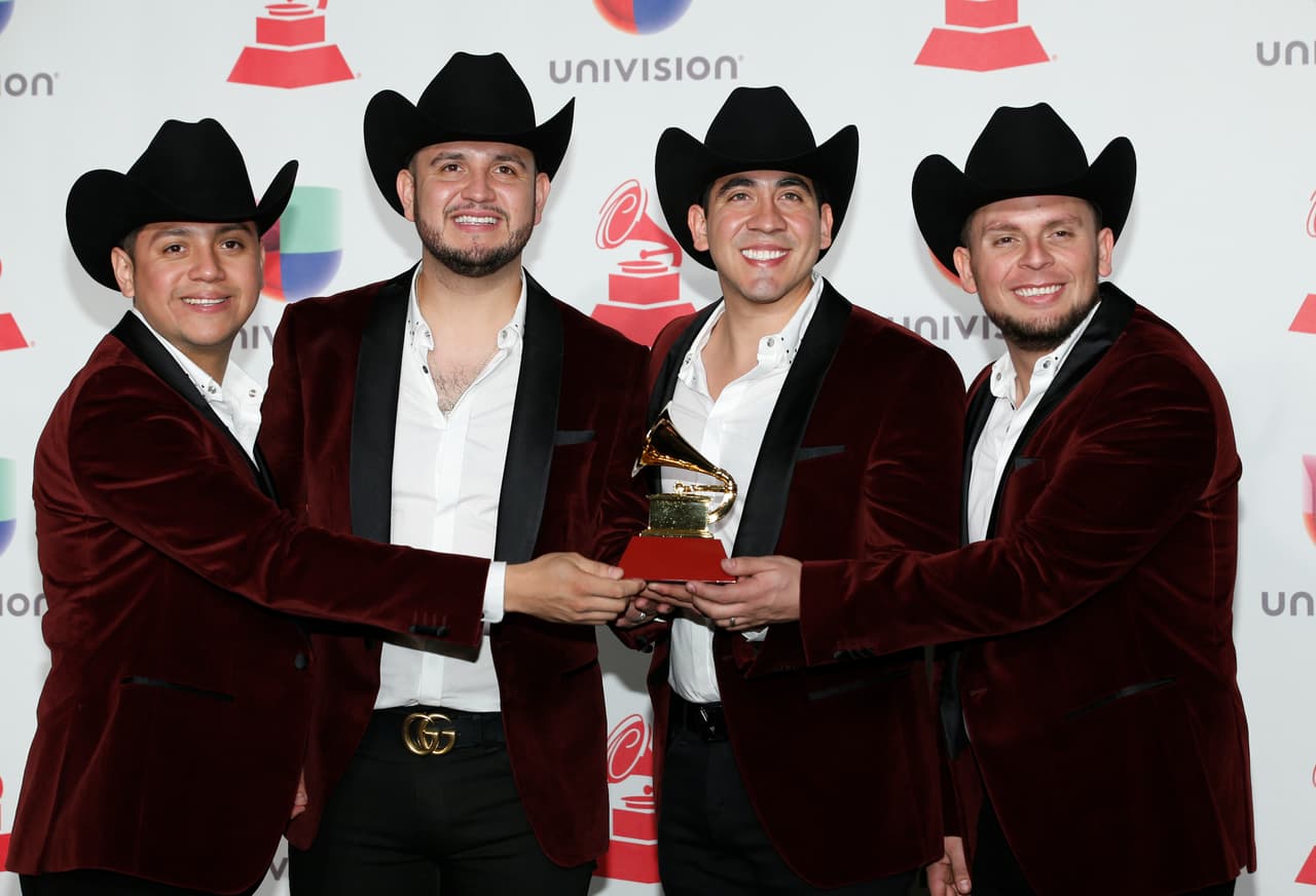 ‘Hot Latin Songs’ Artista del año dúo o grupo | Calibre 50