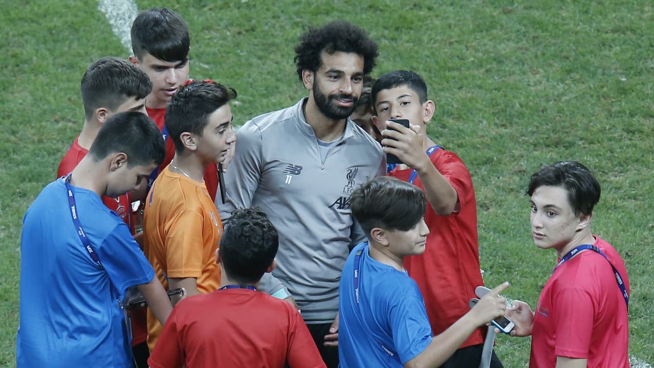 ¡Enorme gesto! Salah juega con un niño especial