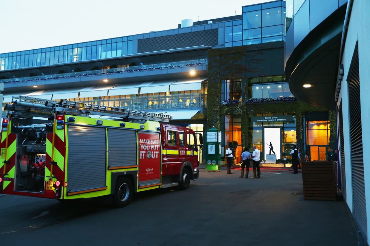 Los jugadores sintieron el calor y un recogepelotas se desmayó en la cancha. El australiano Bernard Tomic, que ganó su partido de segunda ronda al francés Pierre-Hugues Herbert, se sintió mareado y tuvo que ser atendido por los médicos.