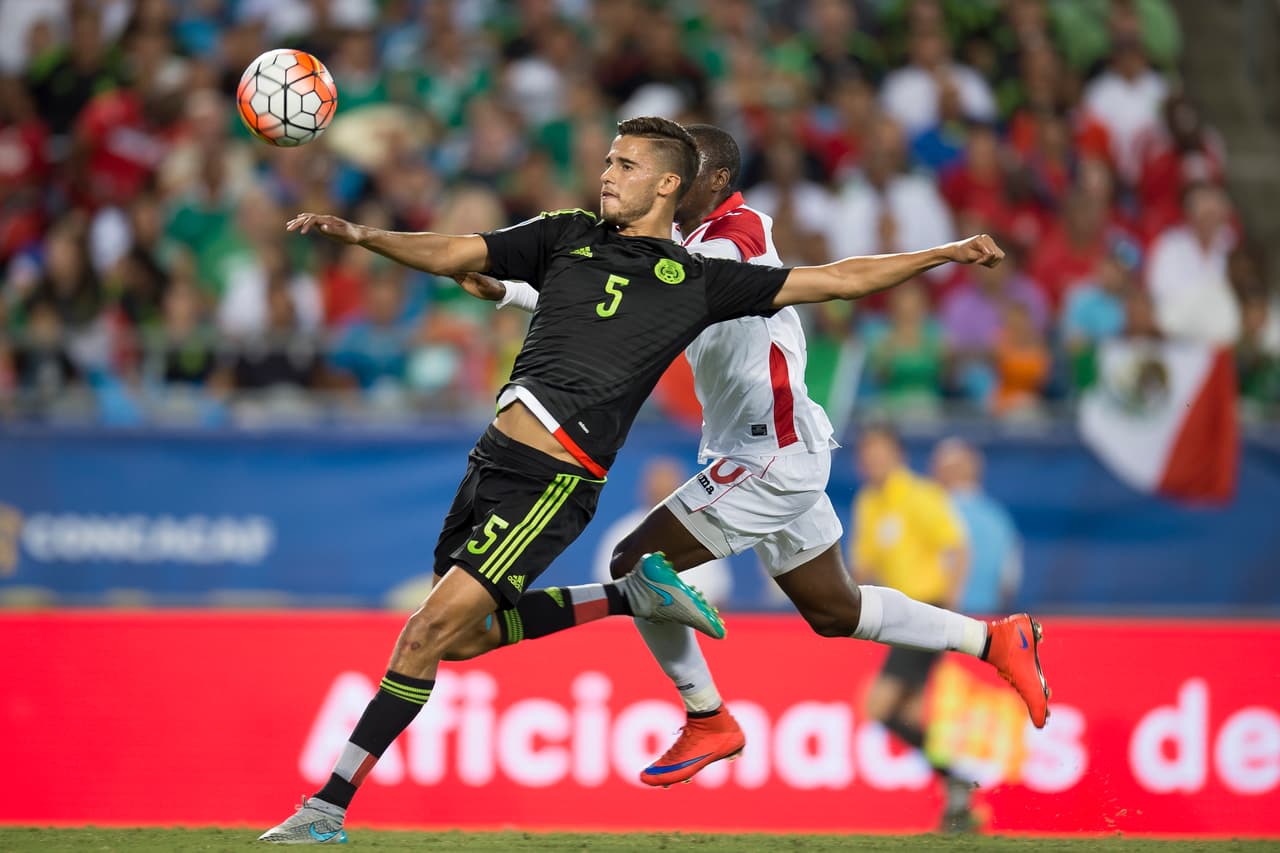 Diego Reyes. Posición: Defensa. Edad: 23 años. Club: Real Sociedad (Liga BBVA). Veces seleccionado: 34. Descripción: Un delantero joven que está en proceso de consagrarse como titular de la selección, tiene un juego aéreo destacado, su debilidad radica en que en ocasiones pierde la marca o no mide bien el defender a los contrincantes.