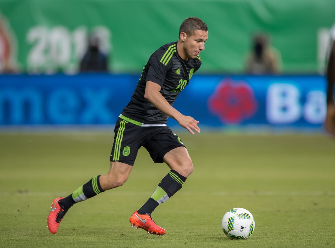 Jesús Dueñas. Posición: Centrocampista. Edad: 27 años. Club: Tigres UANL (Liga MX). Veces seleccionado: 4. Descripción: Es un mediocampista que se desempeña como contención, pero que cuenta con habilidades para salir jugando al frente y su disparo de lejos es de peligro para los guardametas rivales.