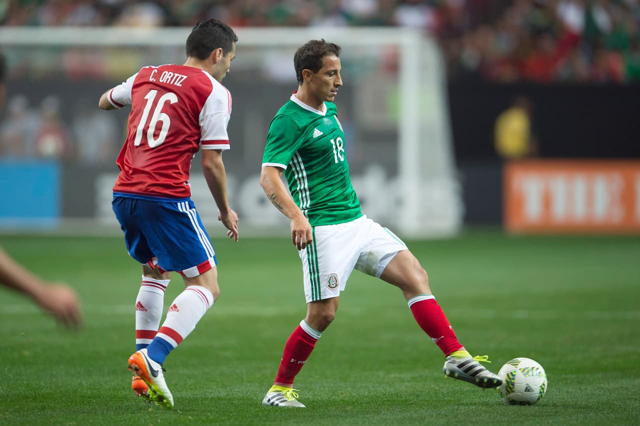 Andrés Guardado. Posición: Centrocampista. Edad: 29 años. Club: PSV Eindhoven (Eredivisie). Veces seleccionado: 128. Descripción: Es el jugador con mayor peso en el medio campo del Tricolor. Su visión de juego y toque rápido ayudan a hacer conexión entre defensa y delanteros. Su liderazgo es respetado por los compañeros y rivales.