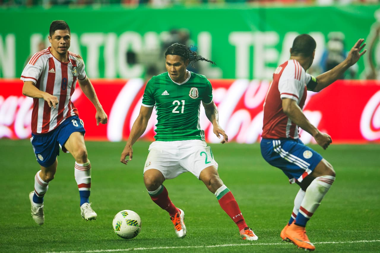 Carlos Peña. Posición: Centrocampista. Edad: 26 años. Club: Guadalajara (Liga MX). Veces seleccionado: 18. Descripción: El “Gullit” es un mediocampista con características de delantero debido a su técnica, golpeo de pelota y visión para dar pases. Entre sus virtudes están el arrancar con balón controlado desde el medio campo, una gran condición física para amplios recorridos y pases que rompen esquemas defensivos.