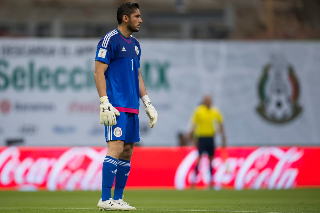 Jesús Corona. Posición: Portero. Edad: 35 años. Club: Cruz Azul (Liga MX). Veces seleccionado: 36. Descripción: Es un guardameta confiable en el juego aéreo, que sabe coordinar a su defensa. El punto débil de Corona es su temperamento, el cual le ha jugado malas pasadas en algunas ocasiones.