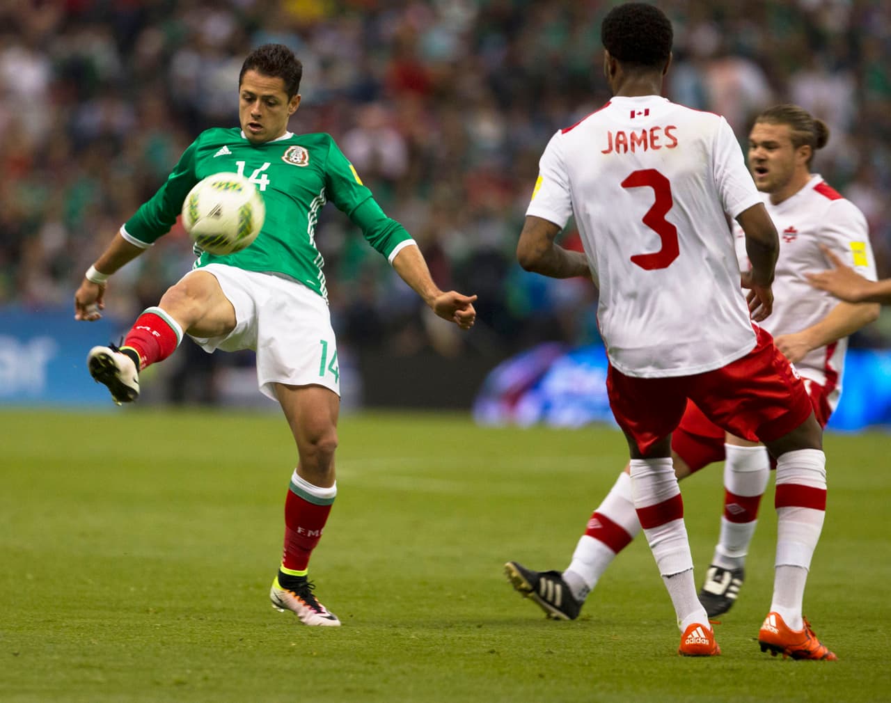 Javier Hernández. Posición: Delantero. Edad:27 años. Club: Bayern Leverkusen (Bundesliga). Veces seleccionado: 81. Descripción: El “Chicharito” es un delantero que le gusta jugar dentro del área, se caracteriza por saber definir las jugadas de primera intención, aunque la experiencia ganada en los últimos años le ha ayudado a asistir a sus compañeros cuando él no puede disparar al arco.