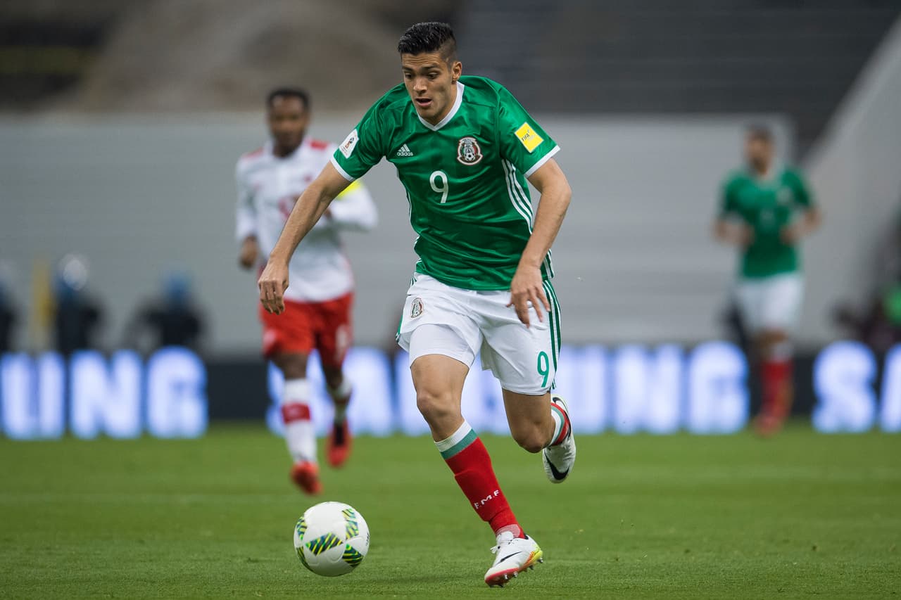Raul Jiménez. Posición: Delantero. Edad: 25 años. Club: Benfica (Primeira Liga). Veces seleccionado: 44. Descripción: Es un delantero con habilidad para acarrear el balón desde fuera del área, además de tener un buen golpe de cabeza y técnica para practicar chilenas si la definición lo requiere.