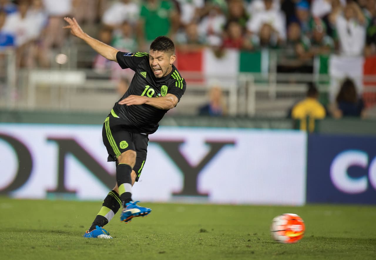 Oribe Peralta. Posición: Delantero. Edad:32 años. Club: América (Liga MX). Veces seleccionado: 42. Descripción: Es un delantero que sabe jugar por las bandas o el centro del área. Tiene la habilidad de conducir bien el balón y cubrirlo, por lo cual juega a veces de pivote en su equipo o selección, Además sabe definir con cualquiera de los dos perfiles.
