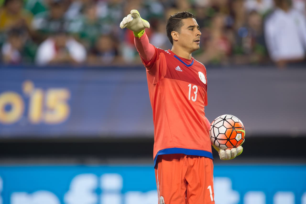 Guillermo Ochoa. Posición: Portero. Edad: 30 años. Club: Málaga (Liga BBVA). Veces seleccionado: 74. Descripción: Es un portero con altos reflejos y buena colocación para atajar remates que parecen imposibles, su debilidad es el juego aéreo pues en ocasiones se pierde en sus salidas buscando el esférico por los aires.