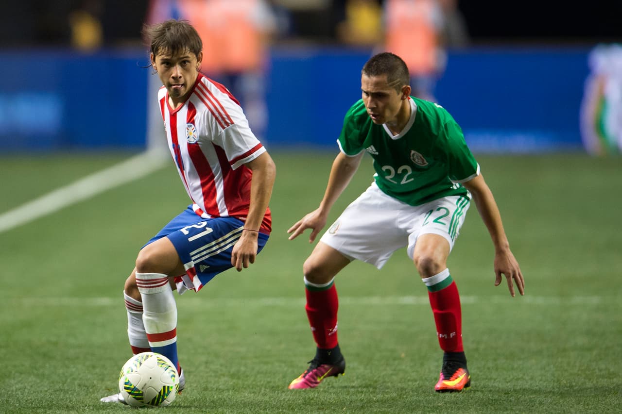 Paul Aguilar. Posición: Defensa. Edad: 30 años. Club: América (Liga MX). Veces seleccionado: 53. Descripción: Es un lateral con mucha salida por la banda derecha, sabe defender bien a campo abierto gracias a su velocidad y también sabe atacar con centros y disparos medidos. Una buena opción para abrir planteamientos cerrados de los rivales.