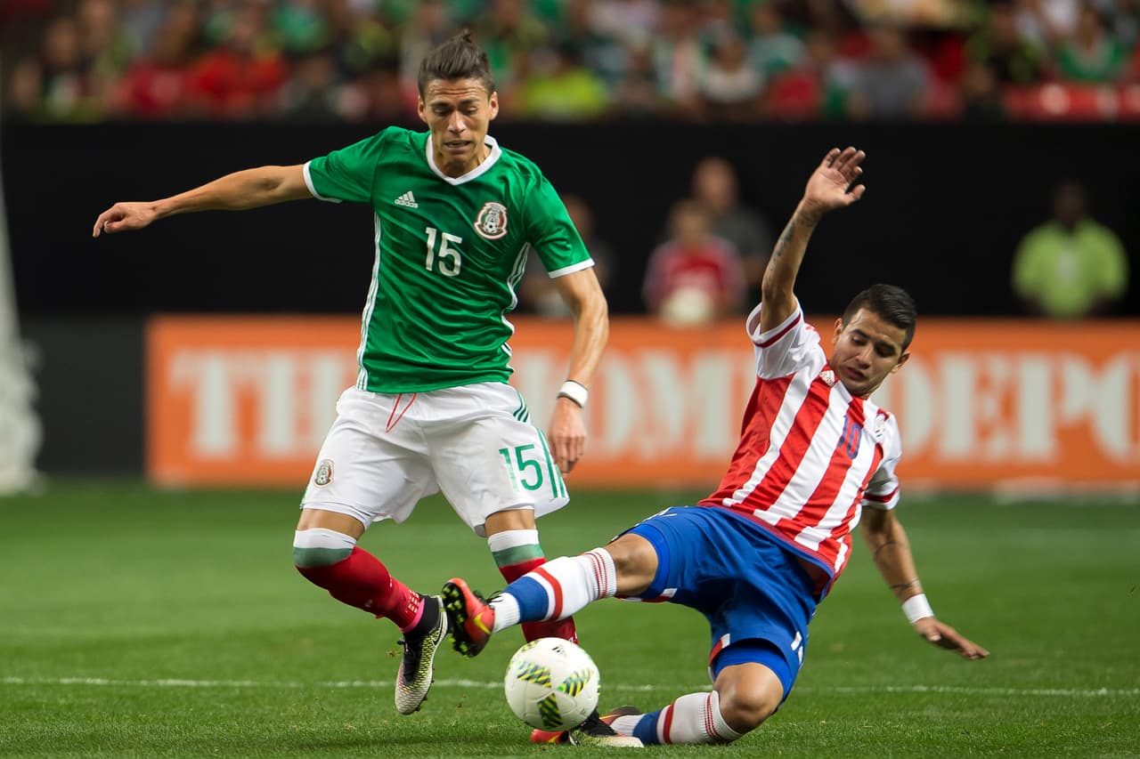 Héctor Moreno. Posición: Defensa. Edad: 28 años. Club: PSV Eindhoven (Eredivisie). Veces seleccionado: 67. Descripción: Es el mejor defensa central con el que cuenta México en éste momento por sus buenos movimientos dentro del campo de juego, sabe marcar en terreno corto, así como anticipar en campo abierto. Su cabeceo es un punto a favor del equipo ya que sabe anotar goles.