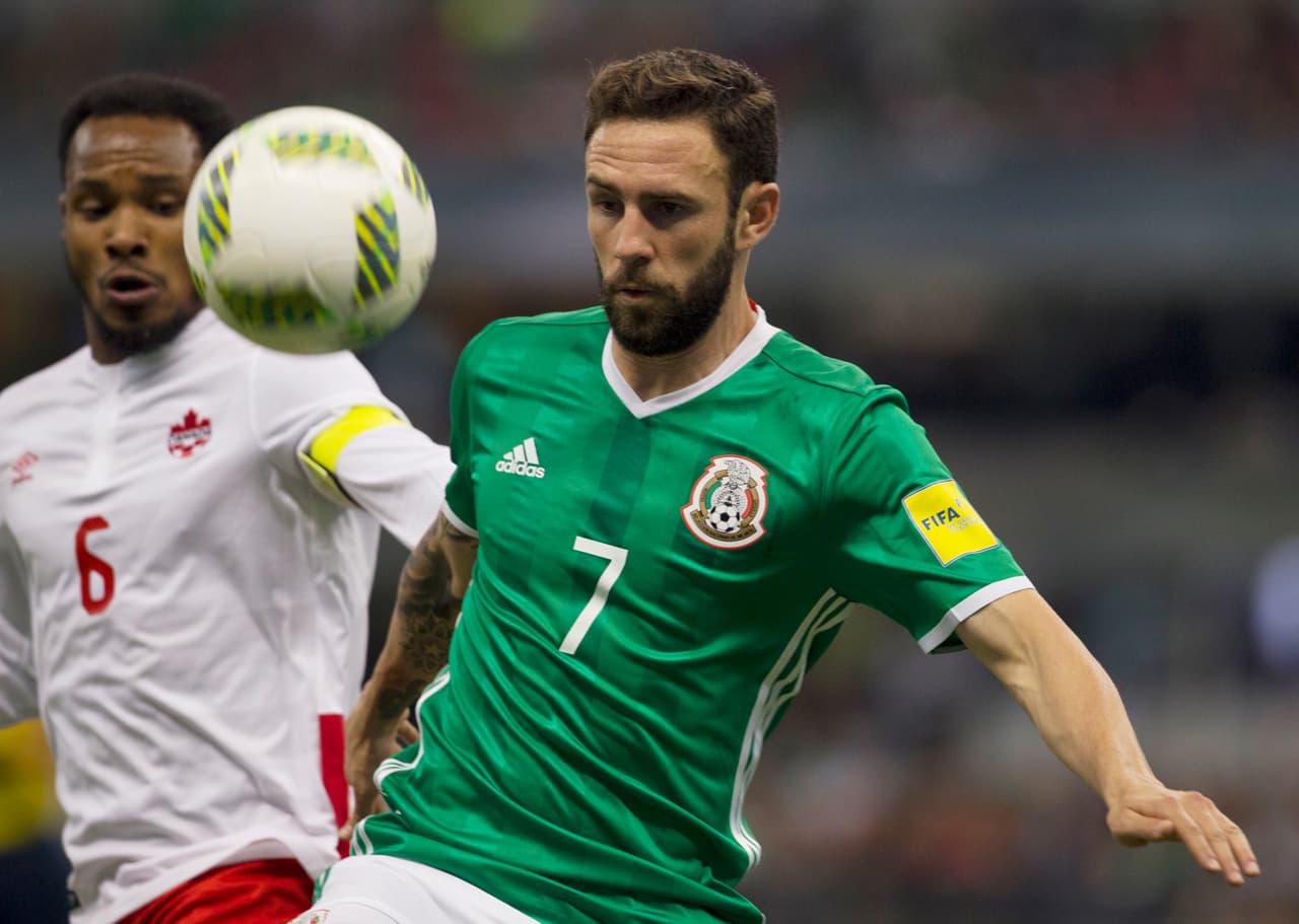 Miguel Layún. Posición: Defensa. Edad: 27 años. Club: FC Porto (Primeira Liga). Veces seleccionado: 38. Descripción: Es un jugador plurifuncional ya que puede jugar de lateral o volante por las bandas, además de tener un toque privilegiado para centrar o disparar de lejos, por lo que es un arma que defiende con solvencia.