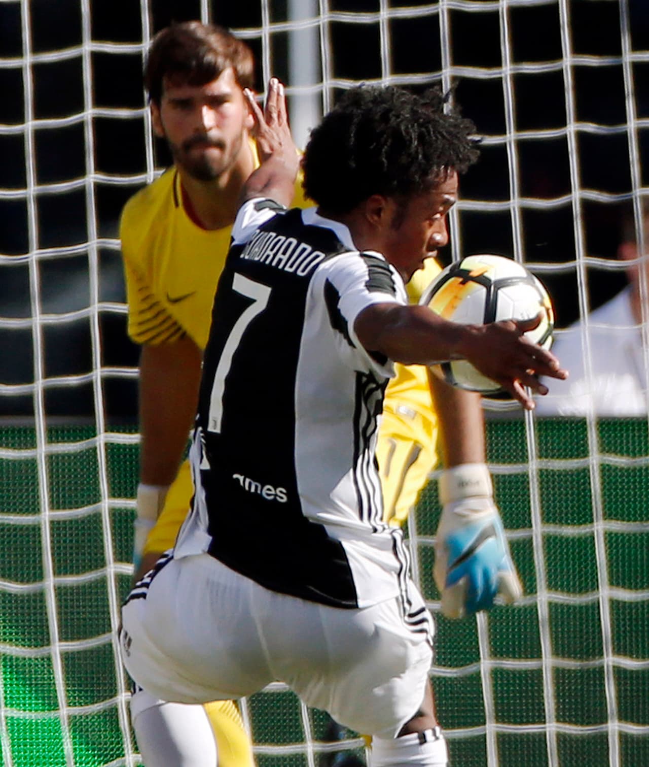 El colombiano Juan Guillermo Cuadrado fue titular con los de Massimiliano Allegri, en medio de los rumores sobre una posible salida en este mercado, a pesar de que lo acaban de comprar al Chelsea.