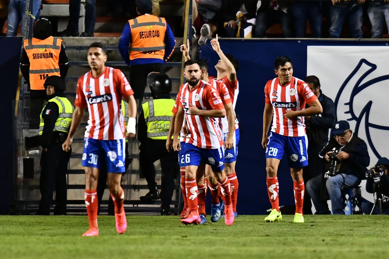 Nicolás Ibáñez agarra a la defensa dormida y pone el 2-1.
