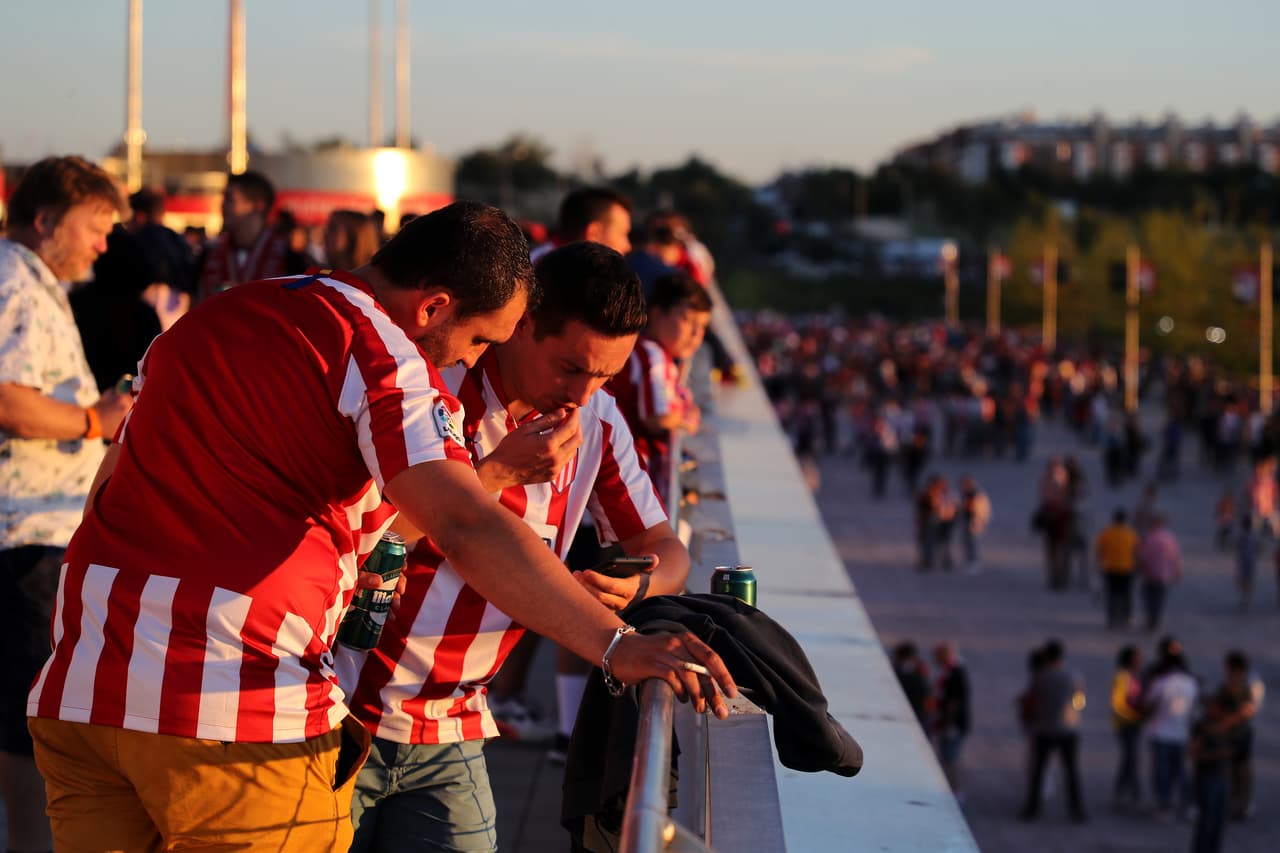 Cae la tarde y el Wanda Metropolitano recibe a miles de aficionados colchoneros.