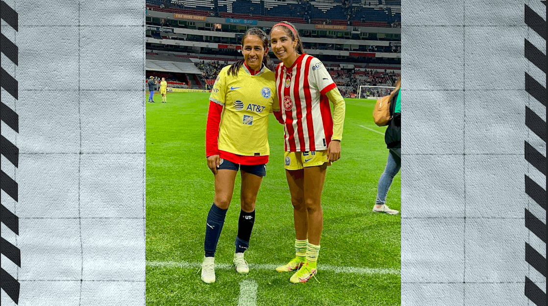 Las hermanas Godínez intercambian playeras al finalizar el Clásico