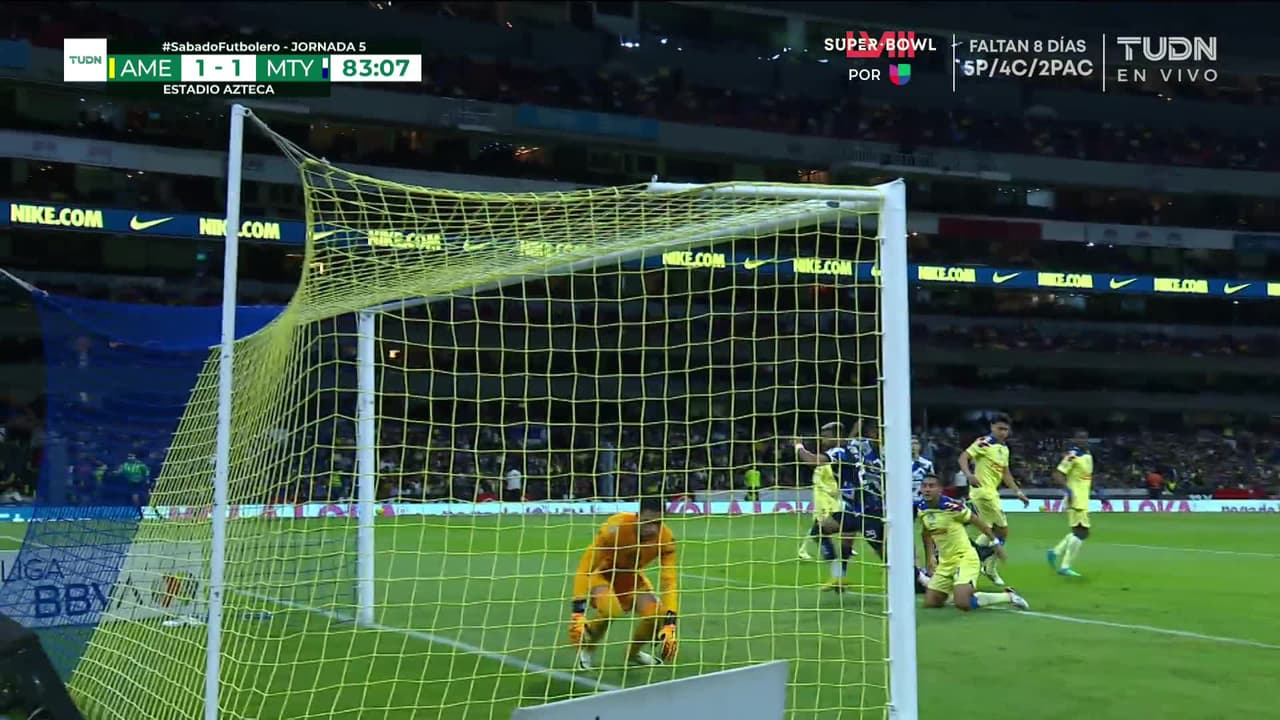 ¡CERCA! Sebastián Vegas disparó que se estrella en el poste.