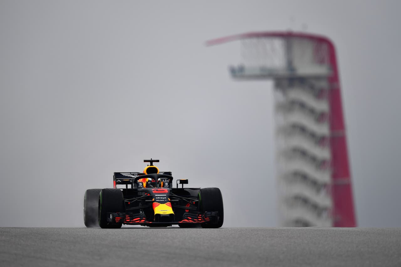 Daniel Ricciardo y Max Verstappen fueron quienes comenzaron a darle color a la jornada marcando los mejores tiempos en el inicio.