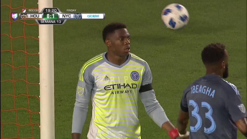 Alexander Ring despeja el balón y aleja el peligro