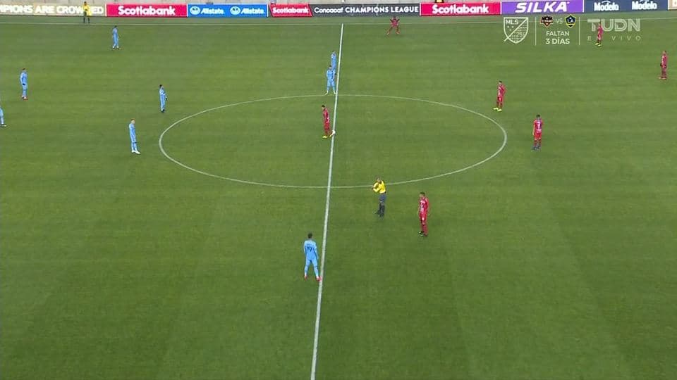 Arranca el partido y la pelota está en juego.