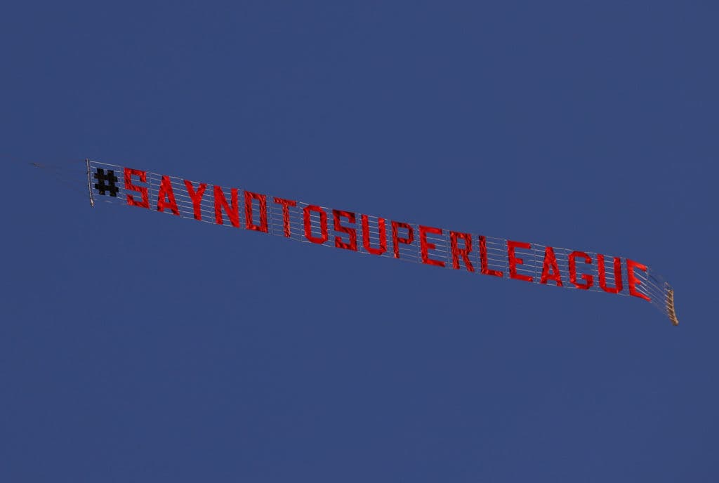 Este letrero se pudo ver previo al partido de Leeds United contra Liverpool en Elland Road.