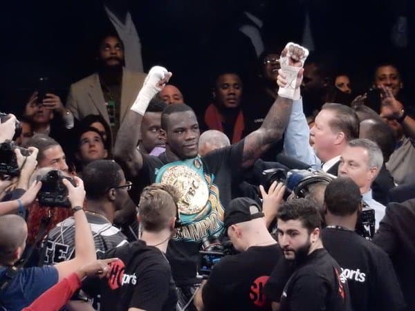 Deontay Wilder celebra luego de noquear a Szpilka.