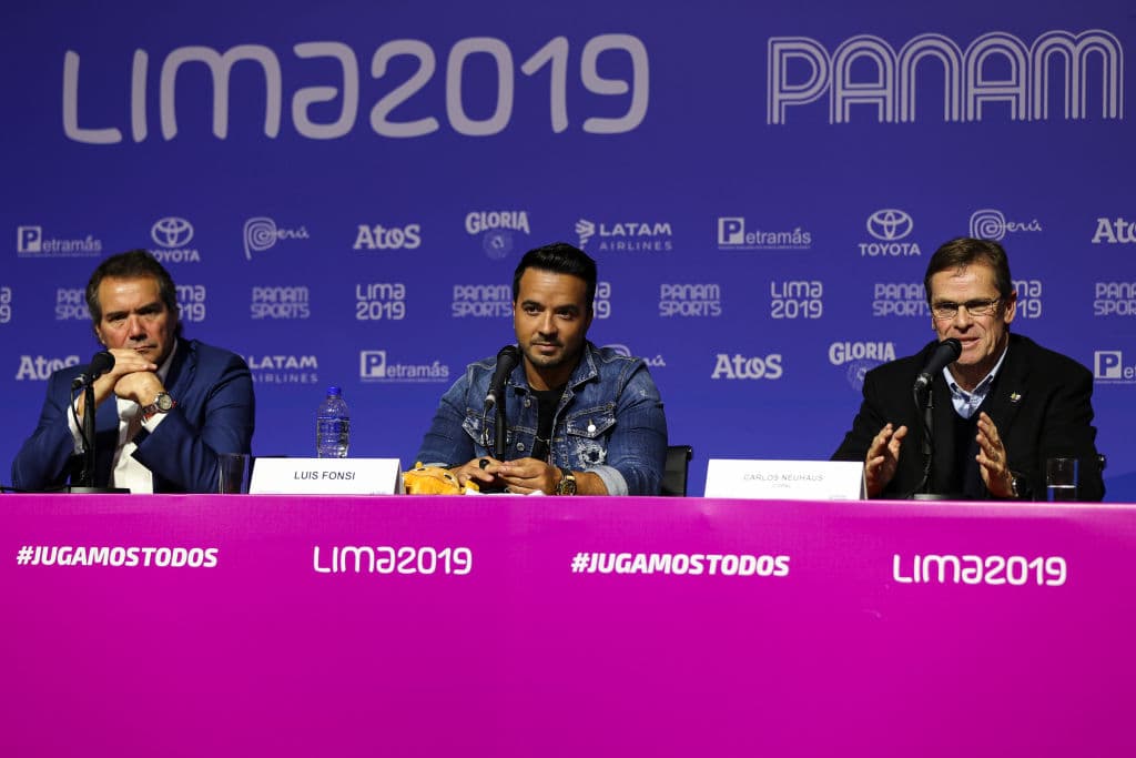 El puertorriqueño Fonsi estuvo acompañado de Carlos Neuhaus (presidente del Comité Organizador de los Juegos Panamericanos) y Neven Ilic (presidente de Panam Sports).
