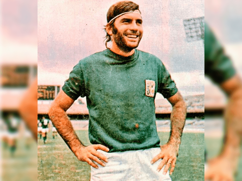 En 1974 llega al futbol mexicano con el León, sin embargo, tres años después se va a los Tigres de la UANL.