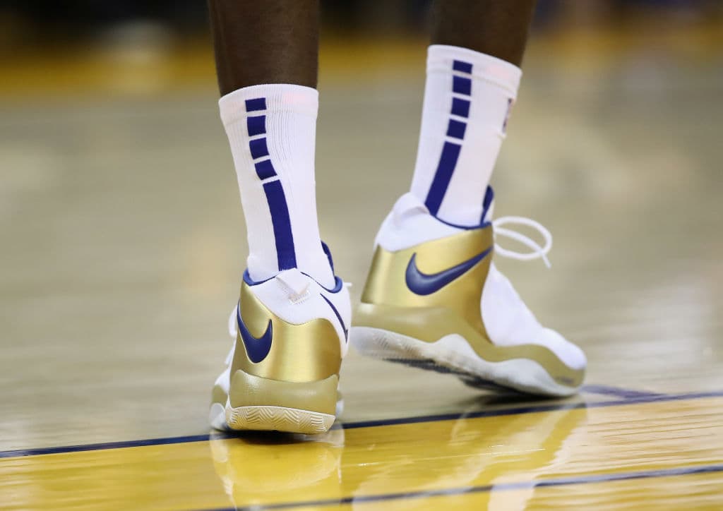 El estelar delantero de los Golden State Warriors Draymond Green usando estos Nike con un toque personalizado, resaltando el dorado, en el duelo ante Oklahoma City Thunder.