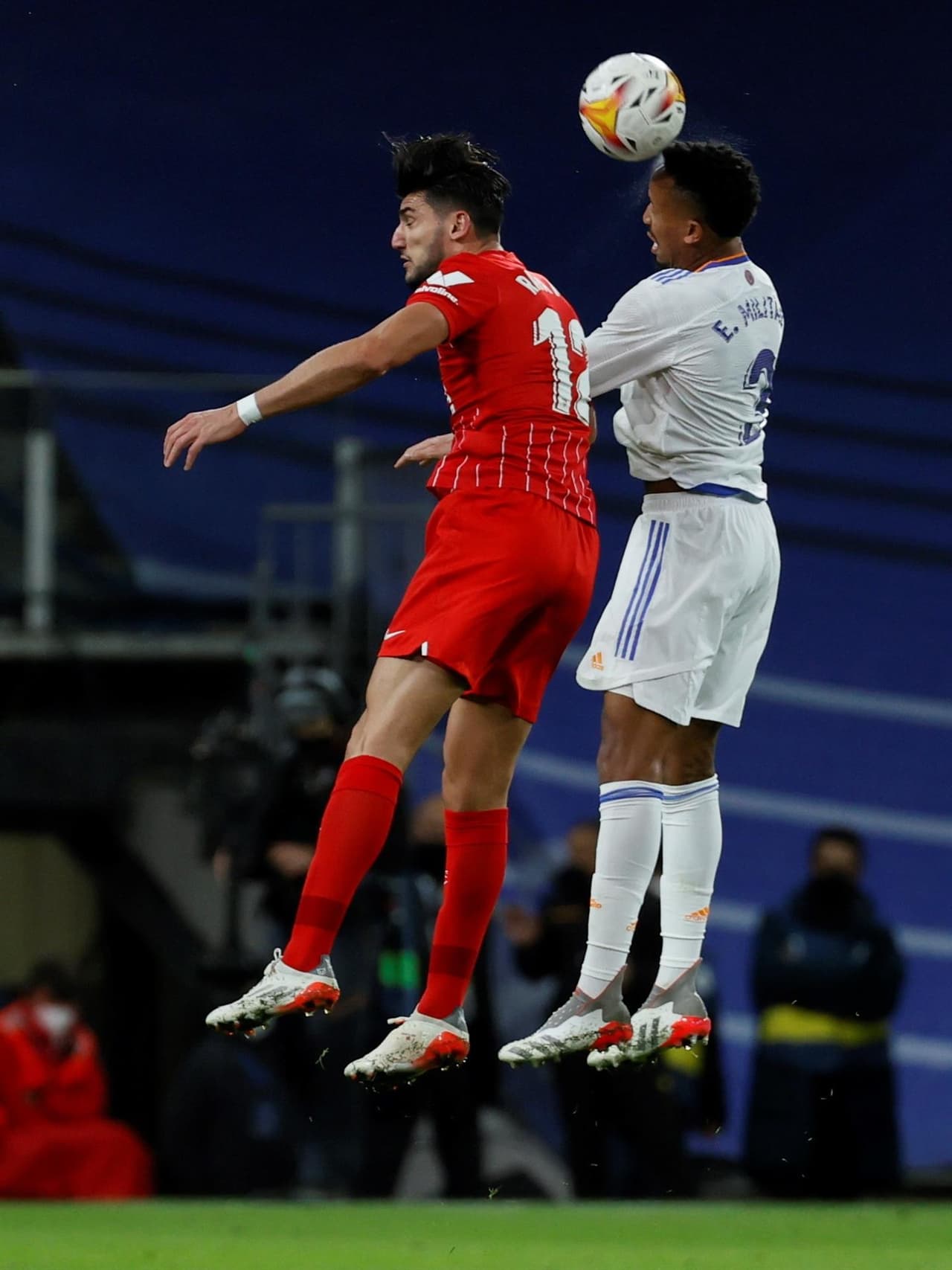 Real Madrid derrota al Sevilla 2-1 con anotaciones de Karim Benzema y Vinicius Jr durante la J15 en La Liga. El único tanto por parte del equipo visitante fue de Rafa Mir al inicio del encuentro. El equipo merengue es líder de la tabla.