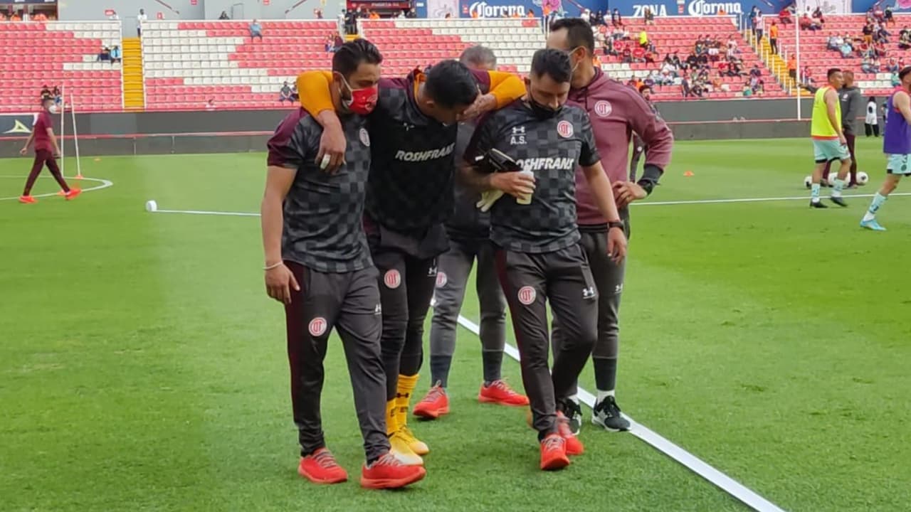 Luis García se lesiona en calentamiento con Toluca y sale entre lágrimas