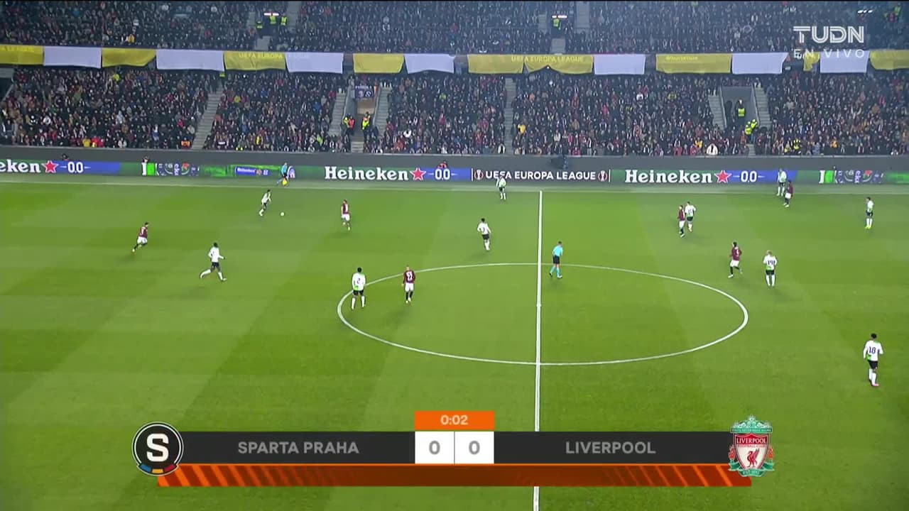 Arranca el partido y la pelota está en juego.