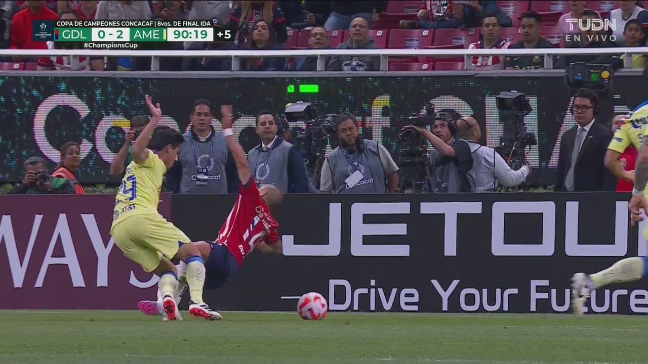 ¡Dénle el Oscar! Chicharito busca que le marquen un penal