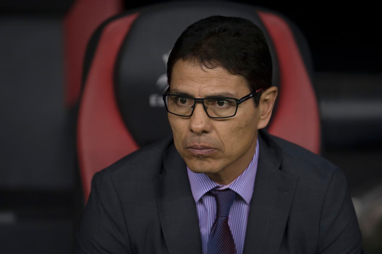 Alfonso Sosa usó un esquema híbrido para salvar al Necaxa del descenso y meterlos en la fiesta grande. Sin embargo, su sistema se volvió predecible y sus muchachos perdieron motivación. En el próximo torneo seguirán los problemas de cociente.