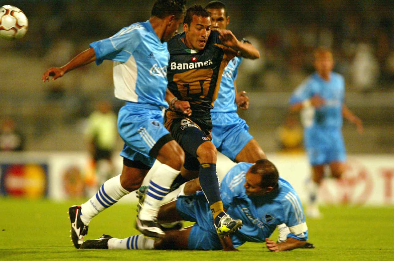 Pero el debut en casa fue una semana después, el 11 de febrero, contra el Bolívar de Bolivia. También en aquel duelo se consiguió la primera victoria al son de 2-0 con goles de Ignacio González y José Luis “Parejita” López.