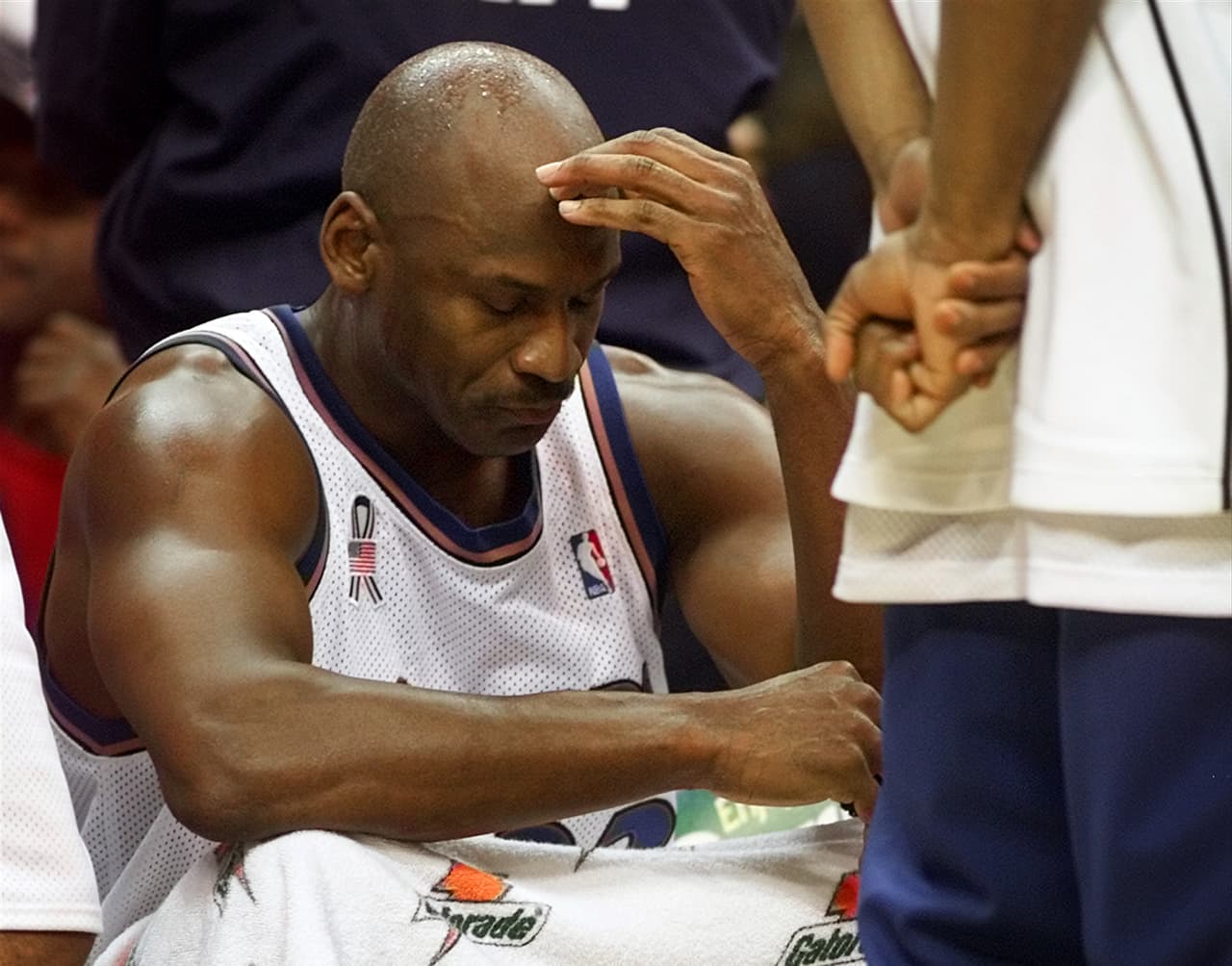 Michael Jordan: cumpliendo su tercera etapa en la NBA, jugando para los Washington Wizards, el mejor de la historia perdió por 117-67 ante los Nueva Jersey Nets y tan solo marcó 10 puntos. Fue tal la bronca que al finalizar dijo: "es una vergüenza que un jugador de 40 años tenga más ilusión que uno de 20".