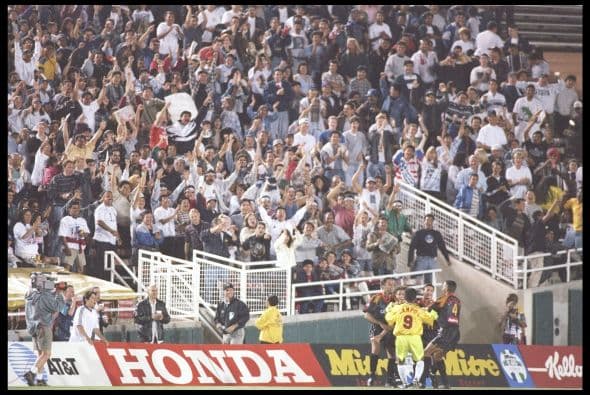 El primer partido entre ambos equipos fue el 13 de abril de 1996. El Galaxy se llevó el primer triunfo de la historia, derrotando a los MetroStars 2-1 gracias a los goles de Cobi Jones y Arash Noamouz