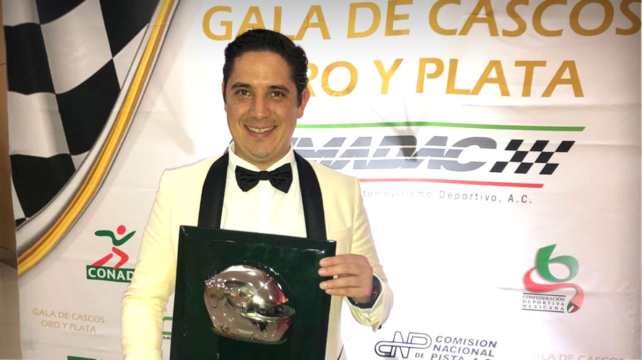 Rodrigo Sánchez Peraza, director de marketing de F1 Gran Premio de México recibió el reconocimiento del Casco de Oro de la Federación Mexicana de Automovilismo Deportivo A. C.
